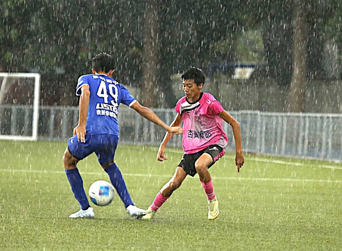 第8屆板橋盃雨中激戰！選手無懼風雨阻撓，在場上展現強悍的身體對抗性與求勝意志。